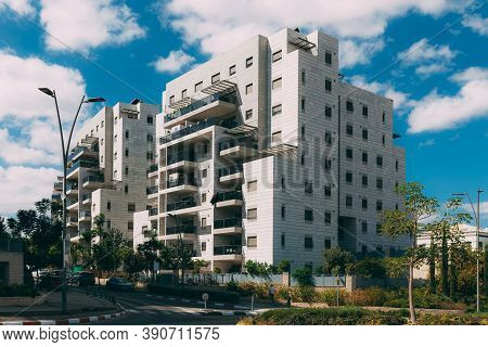 Residential Building In The New Area Of Rosh Haayin, Israel. New Building. 10-storey House With A Ro