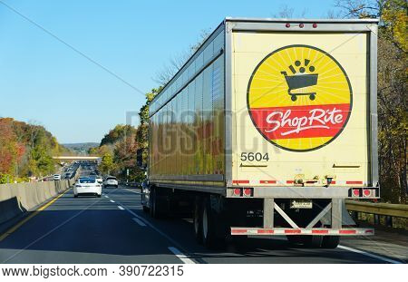 Allentown, Pennsylvania, U.s.a - October 17, 2020 - A Shop-rite Truck On Interstate 476 South