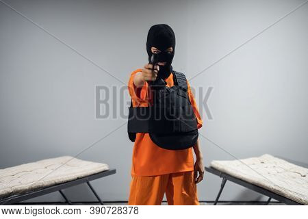 A Young Girl Gets A Mask, Weapons And Body Armor And Makes An Armed Attack On The Prison Guards.