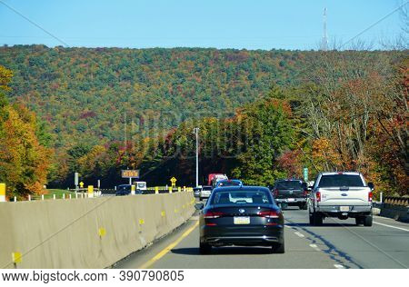 Slatington, Pennsylvania, U.s.a - October 17, 2020 - Traffic On Interstate 476 South Overlooking The