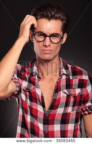 casual man met glazen sctratching verward zijn hoofd