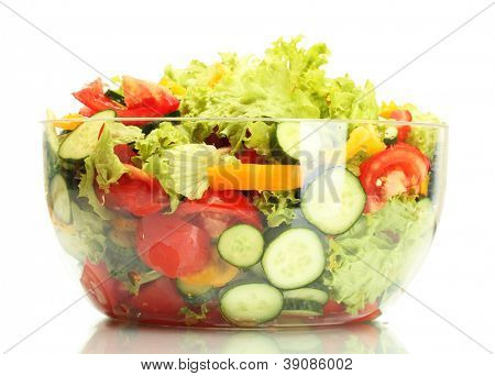 Frischer Gemüsesalat in transparenten Schüssel, isolated on white