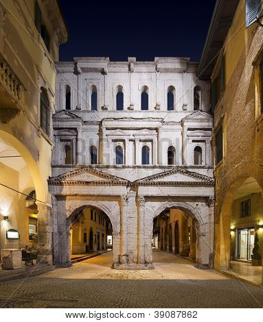 Porta Borsari v noci - Verona, Itálie - 1 století N.l.