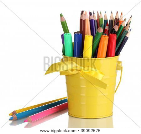 Färgglada pennor och fiberpennor i gul hink isolerad på vit
