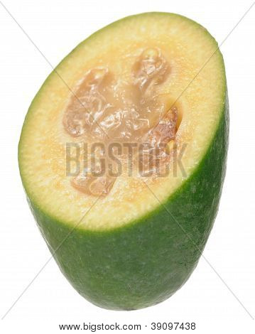 Feijoa (ananas Guava of Guavasteen) Fruit gesneden In de helft geïsoleerd op witte achtergrond