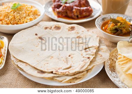 Chapatti roti, 치킨 카레, 비리 야 니 밥, 샐러드, masala 우유 차 및 papadom. Dinin에 인도 음식
