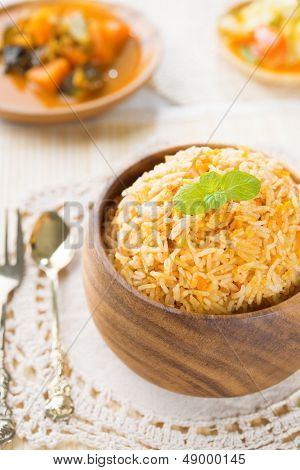 インドのベジタリアン料理。ビリヤニ ライスし、カレー dhal ダイニング テーブルの上。