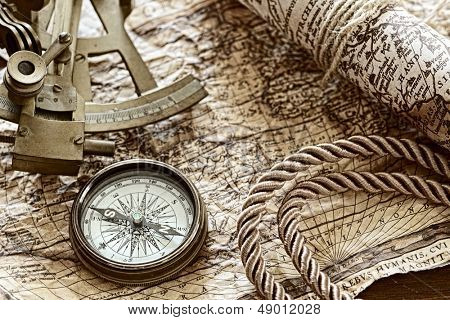 Pusula, sextant ve eski harita Vintage natürmort