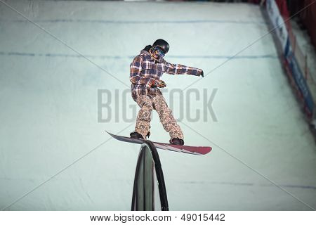 Mosca - FEB 16: Il ragazzo nelle diapositive snowboard giacca a quadri su utensili al concorso BGV 2013 G