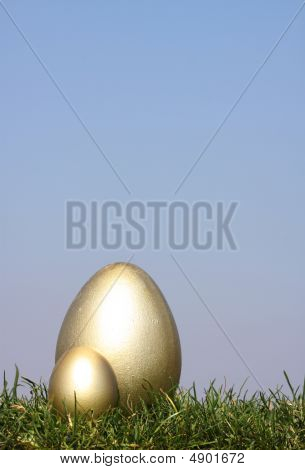 잔디에 금 부활절 달걀