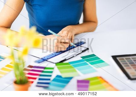 interior design e il concetto di ristrutturazione - donna che lavora con campioni di colore per la selezione