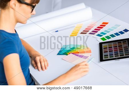 interior design, lavori di ristrutturazione e concetto di tecnologia - donna che lavora con campioni di colore per la selezione
