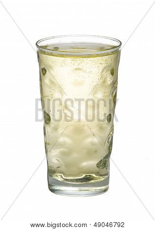 en Riesling spritzer på en hvid baggrund