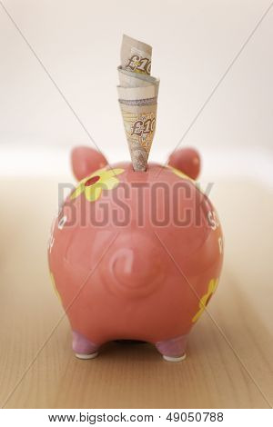 貯金箱の突き出て圧延の紙幣の背面します。