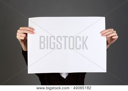 여 자가 들고 빈 색상 배경에서 그녀의 얼굴 앞에 로그인
