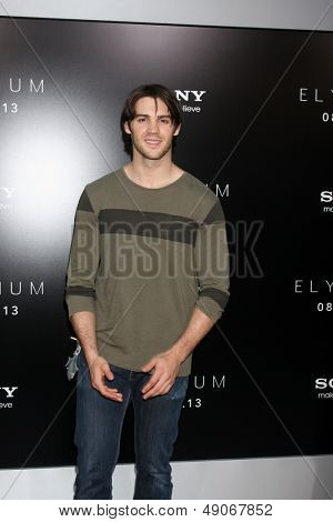 LOS ANGELES - 7 sierpnia: Steven R. McQueen przybywa 