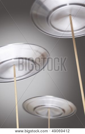 Sopa üzerinde iplik tabak