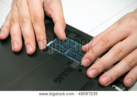 Uomo installazione di memoria. Aggiornamento Ram computer portatile