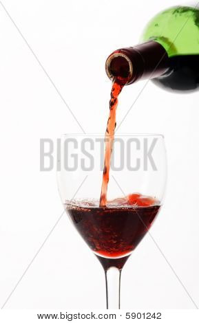 Rosso vino versato in un bicchiere