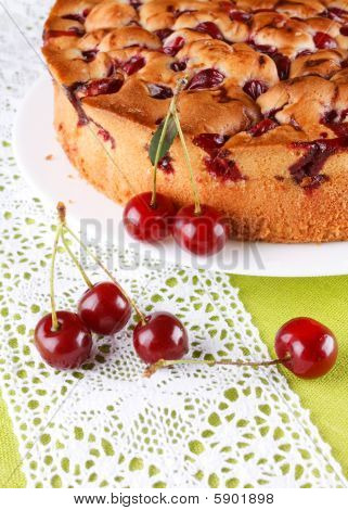 Immagine di gustosa torta di ciliegie.