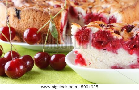 Immagine di gustosa torta di ciliegie.