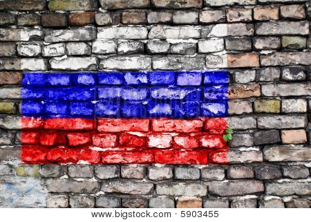 Bandiera della Russia dipinta su un vecchio muro di mattoni
