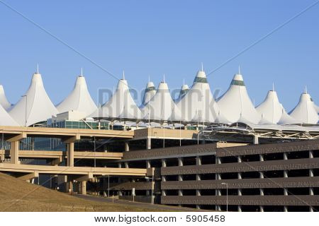 Denver mezinárodní letiště vrcholy a garáže