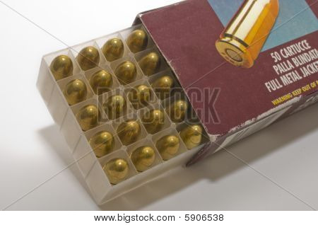Boîte ouverte de cartouches de pistolet de 9 Mm