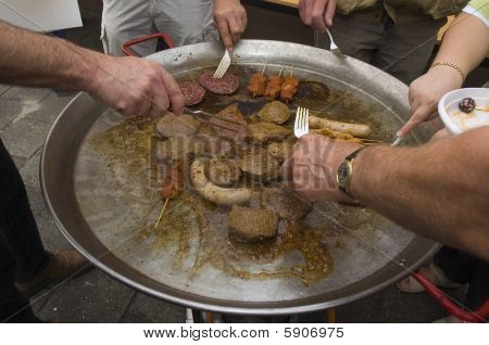 Grillades sur une grande casserole