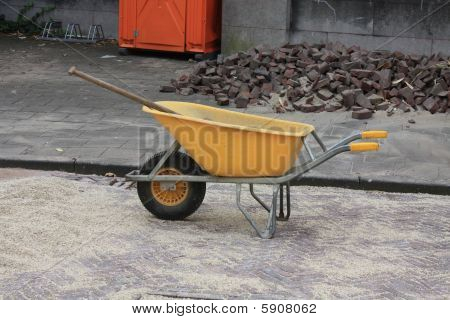 Gelbe Schubkarre