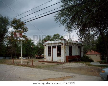 Edificio de la estación de servicio abandonada en Gaston