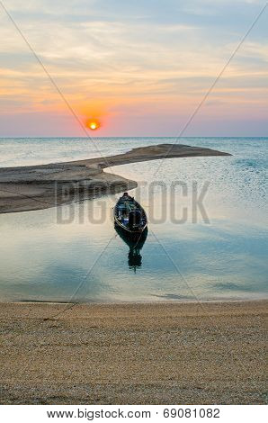 Long-tailed Boat Cast Anchor.