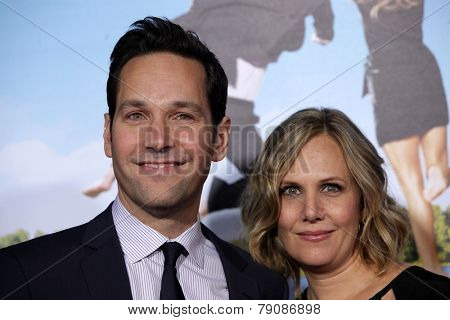 LOS ANGELES - FEB 16:  PAUL RUDD & WIFE arrives to the 