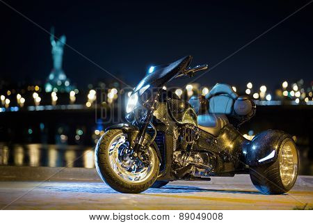 Black trike standing on the night street