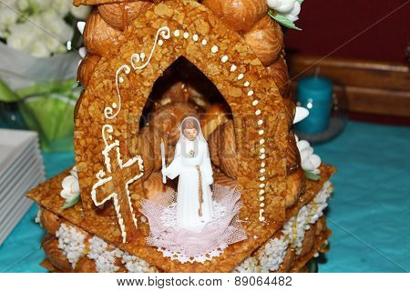 Croquembouche cake with caramel - communion