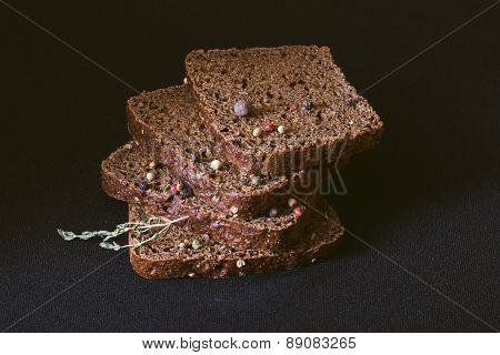 Bread with peppercorn mix