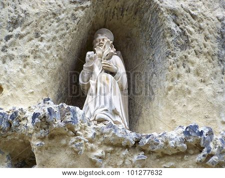 statue