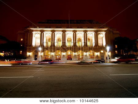 Edificio de Bellas Artes por la noche