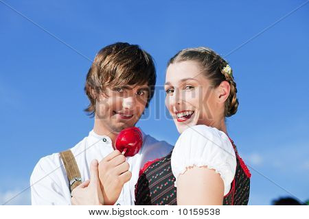 Casal em pessoa Dult ou Oktoberfest