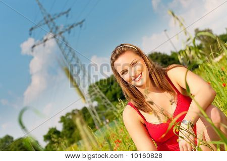 Mujer encogido en el Prado del campo