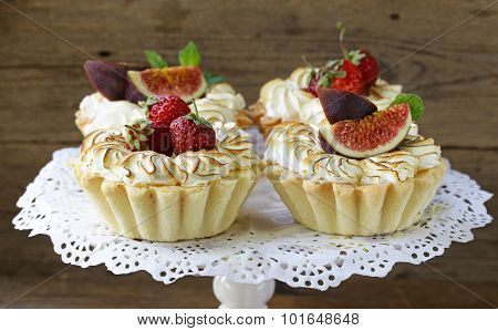 dessert tartlets from shortcrust pastry with meringue and fruit