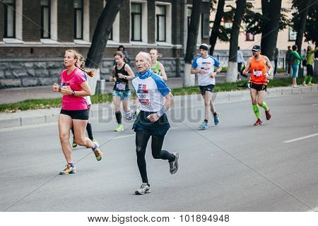 old man runner competes