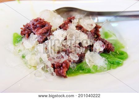 lotchong : rice noodles made of rice eaten with coconut cream