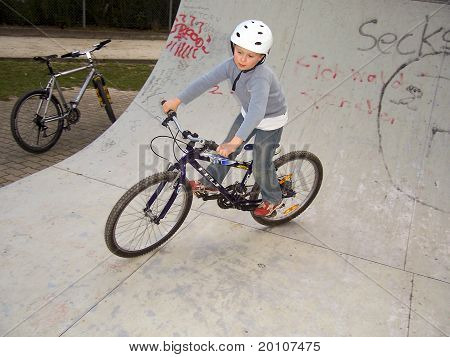 Młody chłopak z Dirtbike w Halfpipe
