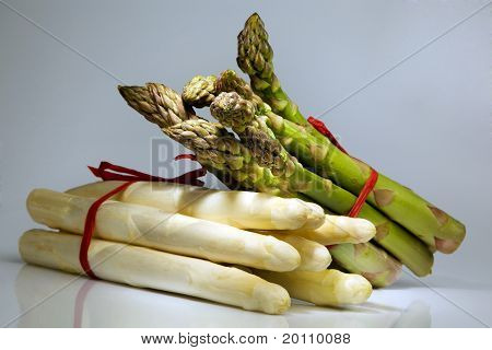 weißem und grünem Spargel