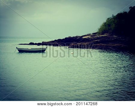 barco en el mar de brazil en una playa serena