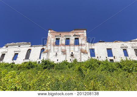 JANOWIEC - POLAND AUGUST 9 2017: View on ruins of 16th century renaissance castle. In 1975 the object was bought by the Museum of Vistula River and since 1993 it has been gradually renovated