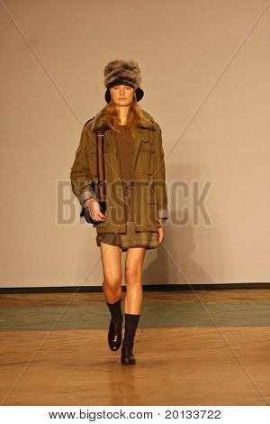 NEW YORK - február 16: Mercedes-Benz FashionWeek bemutatja Marc Jacobs gyűjtemények: a Lexington