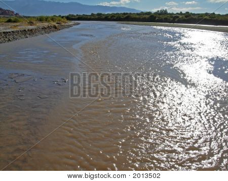 Široká řeka v údolí Cafayate, Salta, Argentina