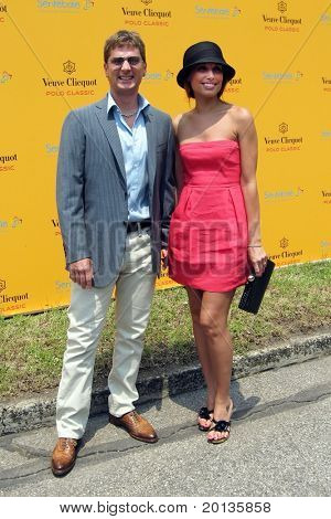 NEW YORK - 26. června: Zpěvák Rob Thomas a jeho manželka, Marisol, navštěvovat Veuve Clicquot Polo Classic 